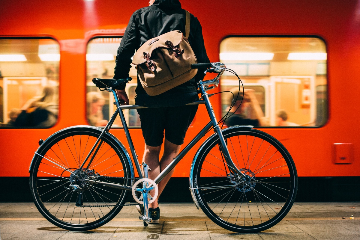 Pyöräilijä menossa metroon.
