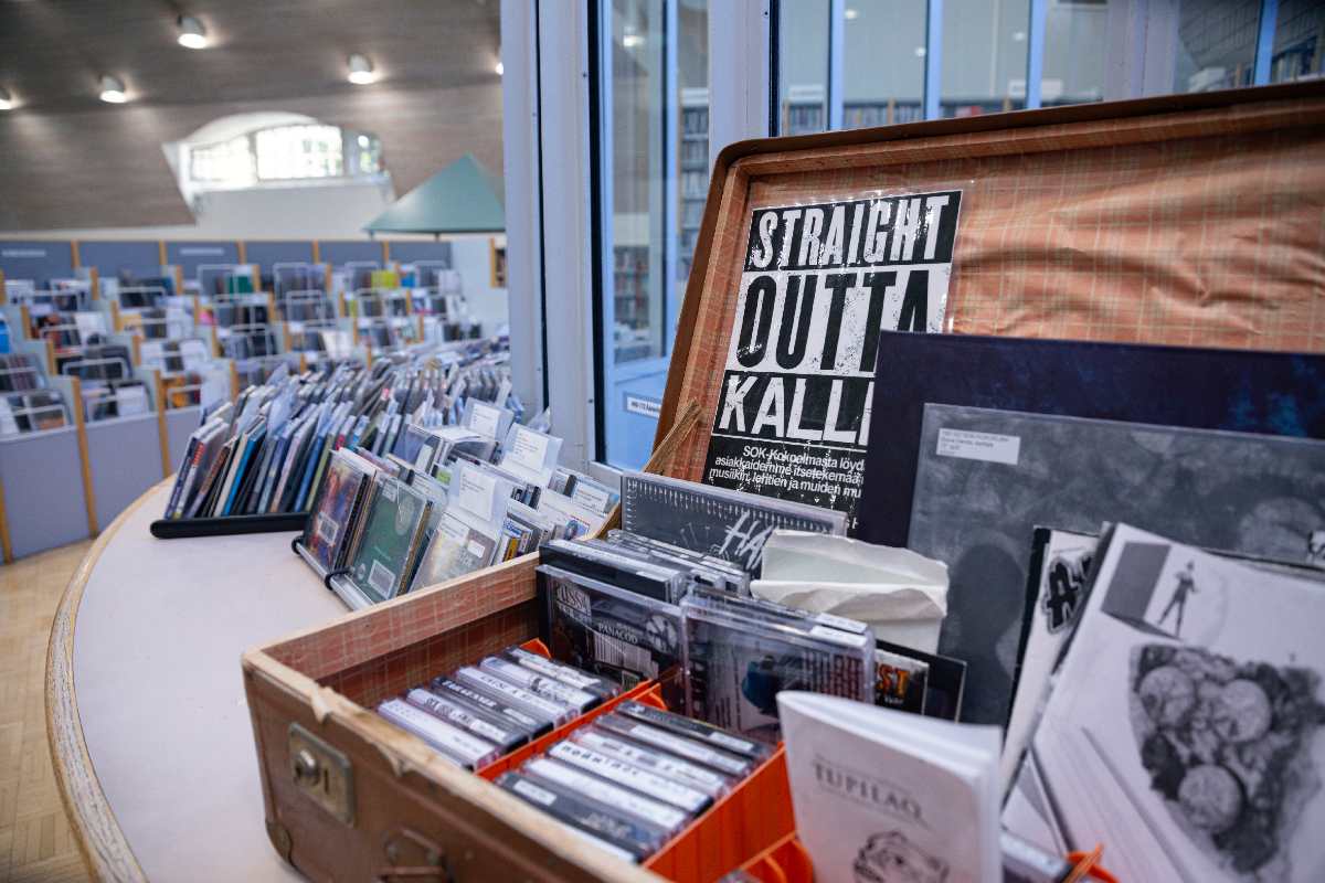 Musiikkihistorian havinaa kirjaston kokoelmassa, cd-levyjä, c-kasetteja sekä julisteita