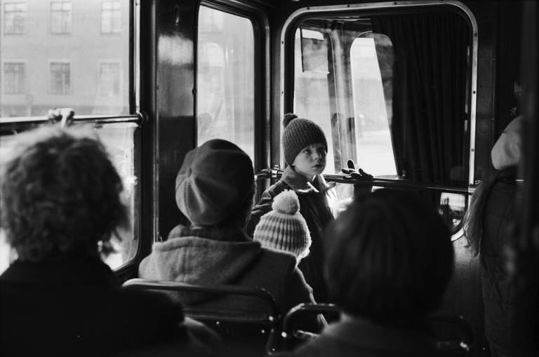 Poika seisoo raitiovaunussa. CC BY 4.0