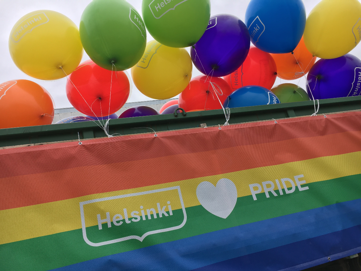 Pride-lippu ja värikkäitä ilmapalloja