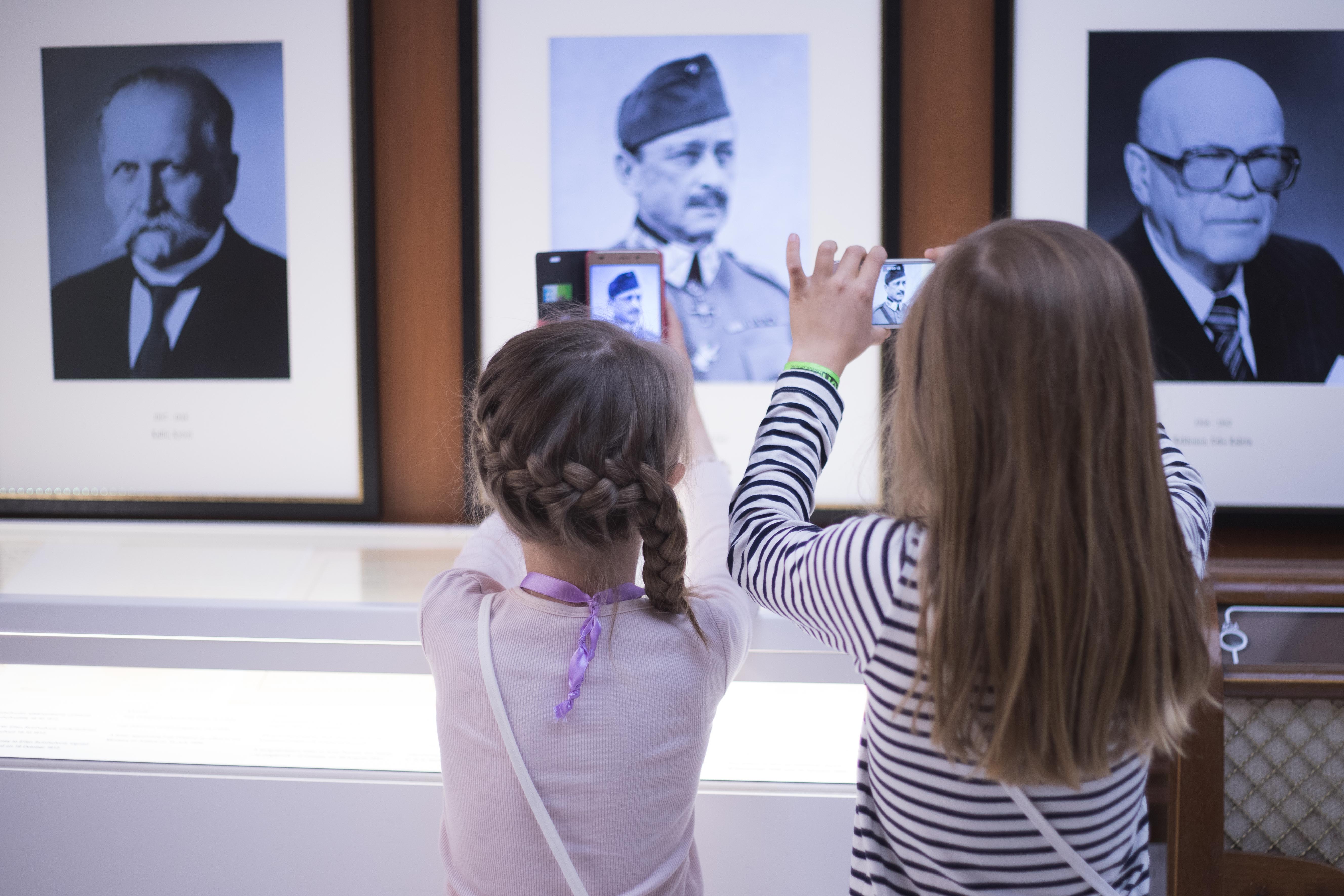 Lapset tutkivat museonäyttelyä