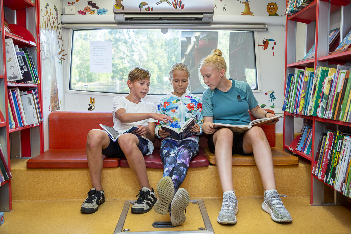Kolme lasta lukemassa. © Maarit Hohteri / Helsingin kaupunki