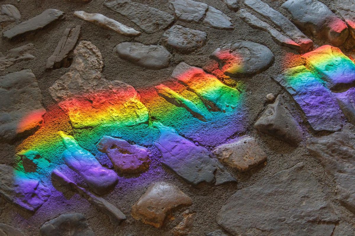 Kivetys, johon heijastuu sateenkaaren värit