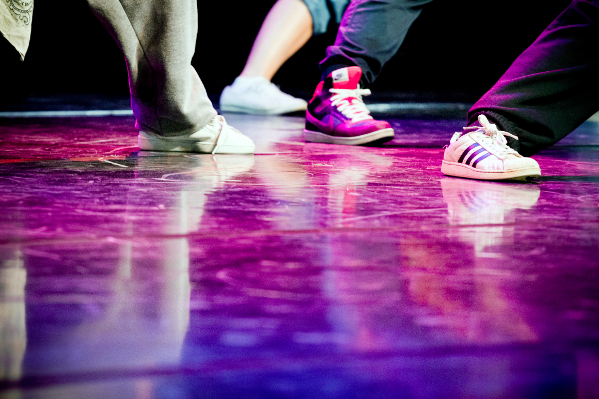 Tanssijoiden jalkoja.