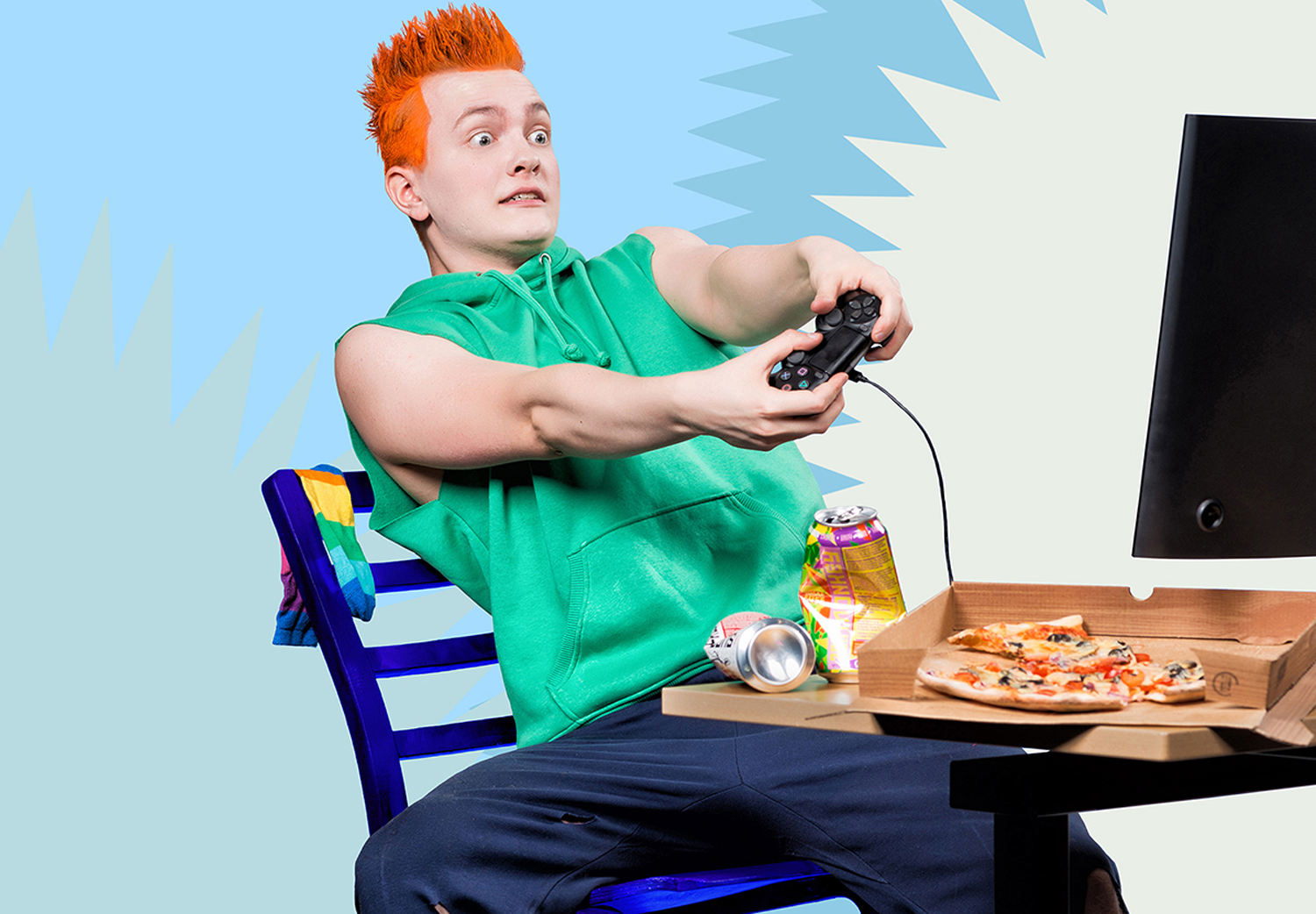 Risto Räppääjä pelaa tietokoneella peliä peliohjaimet kädessään. Edessä pizzaalaatikko ja rutisteltuja virvokejuomatölkkejä.