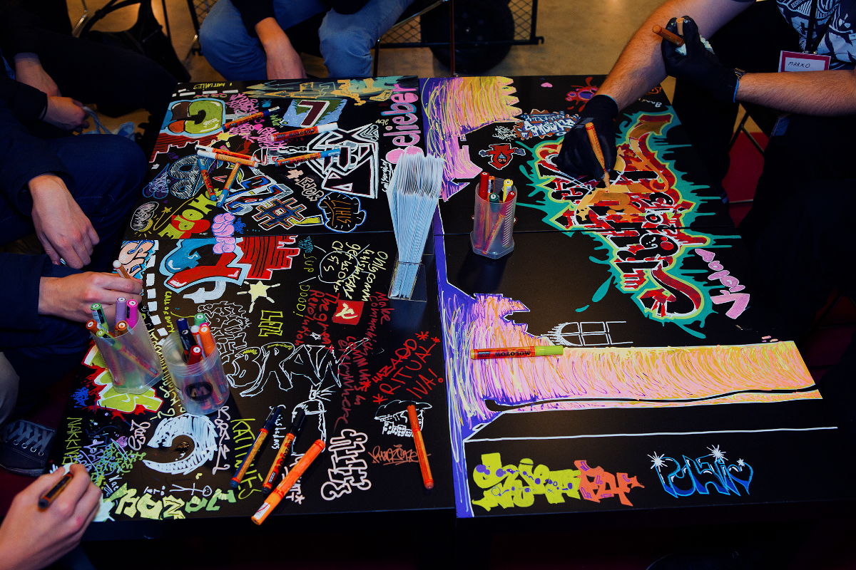 Pöydällä värikkäitä piirustuksia.