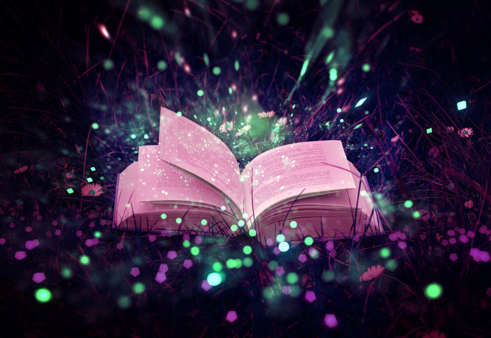 Hohtava kirja makaa nurmikolla. Sivuista säteilee kimalletta/ Pixabay License