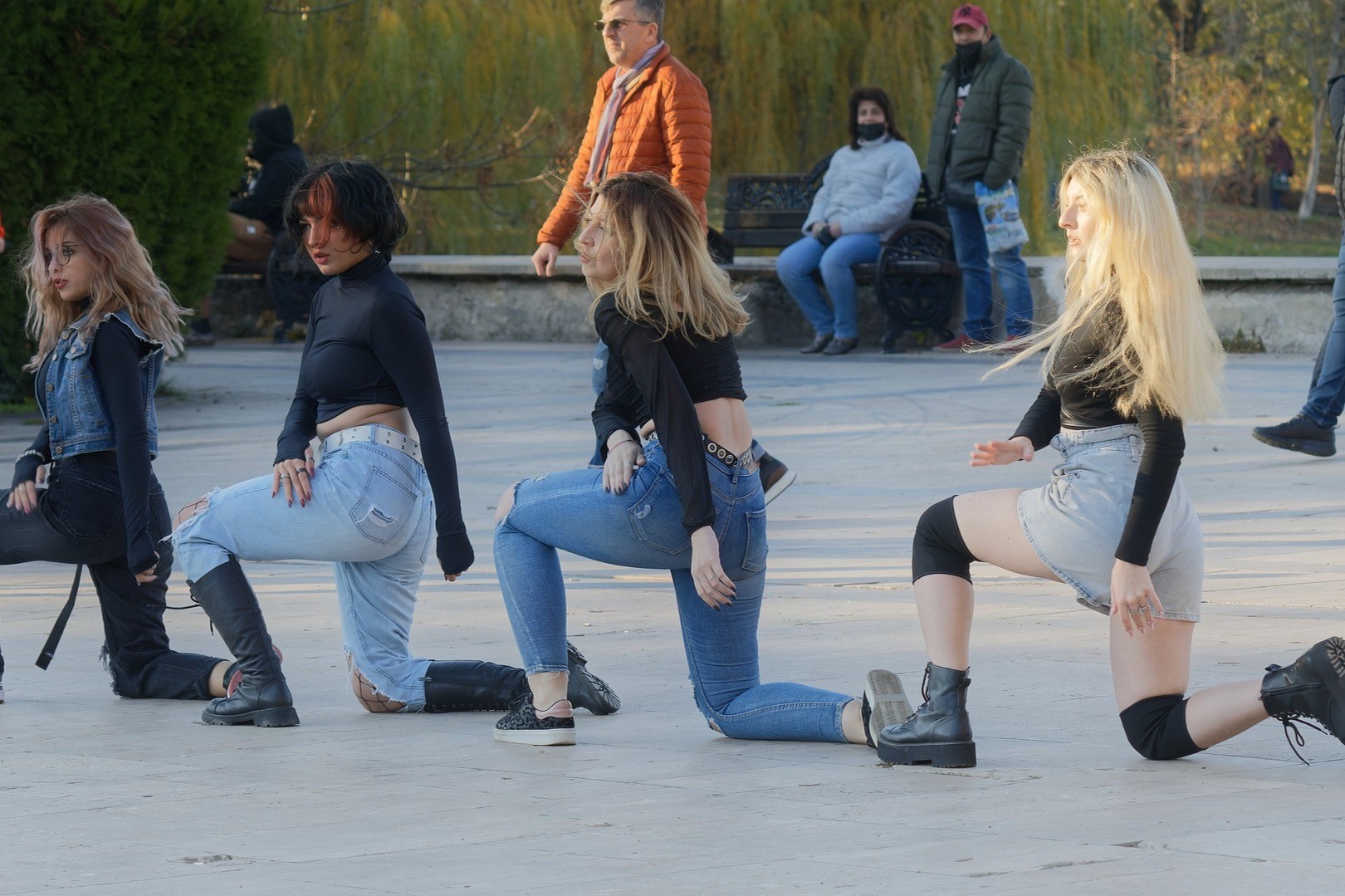 Tanssiryhmä puistossa