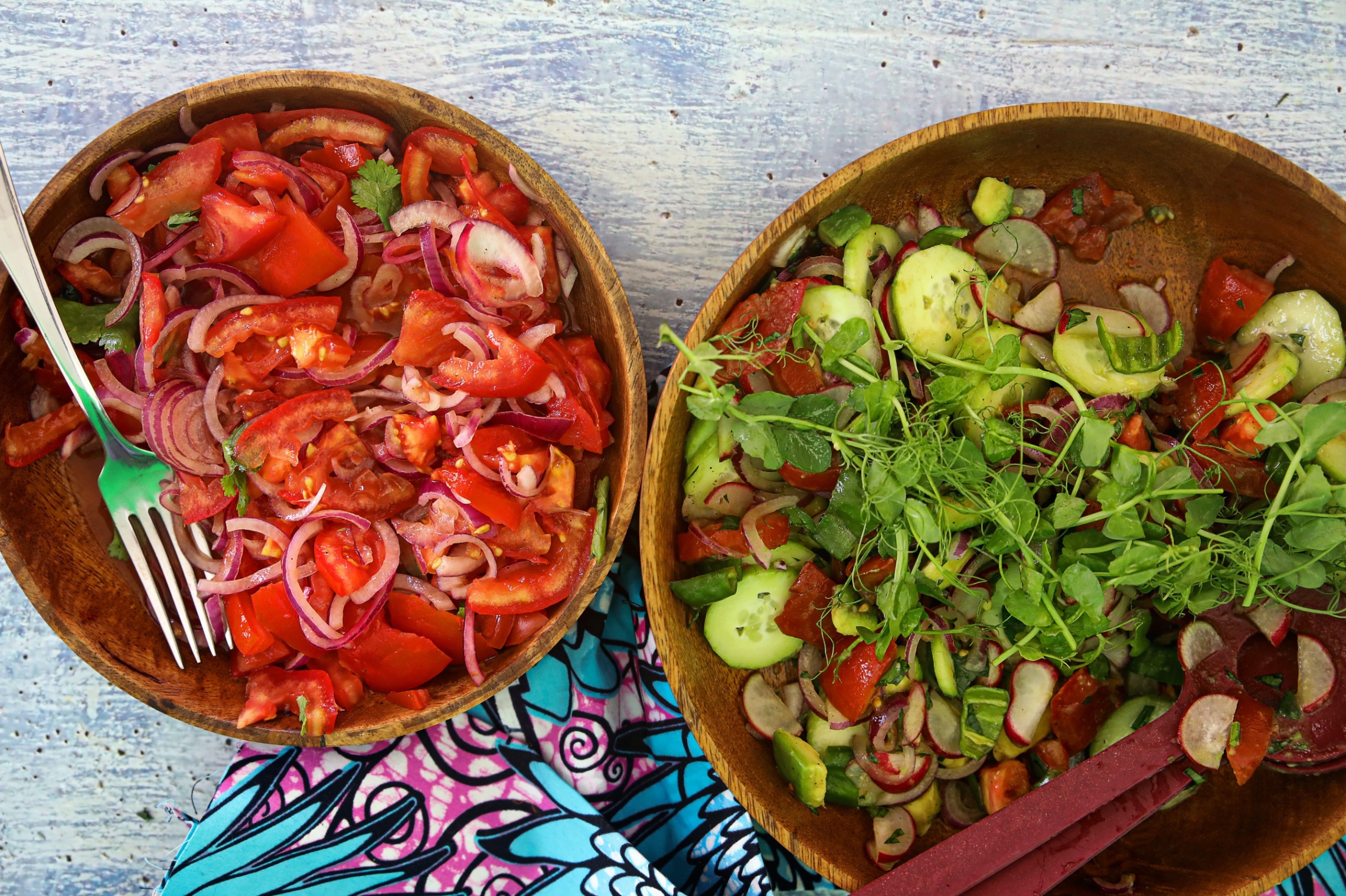Punaista tomaattiruokaa lautasella ja vihreää salaattia lautasella