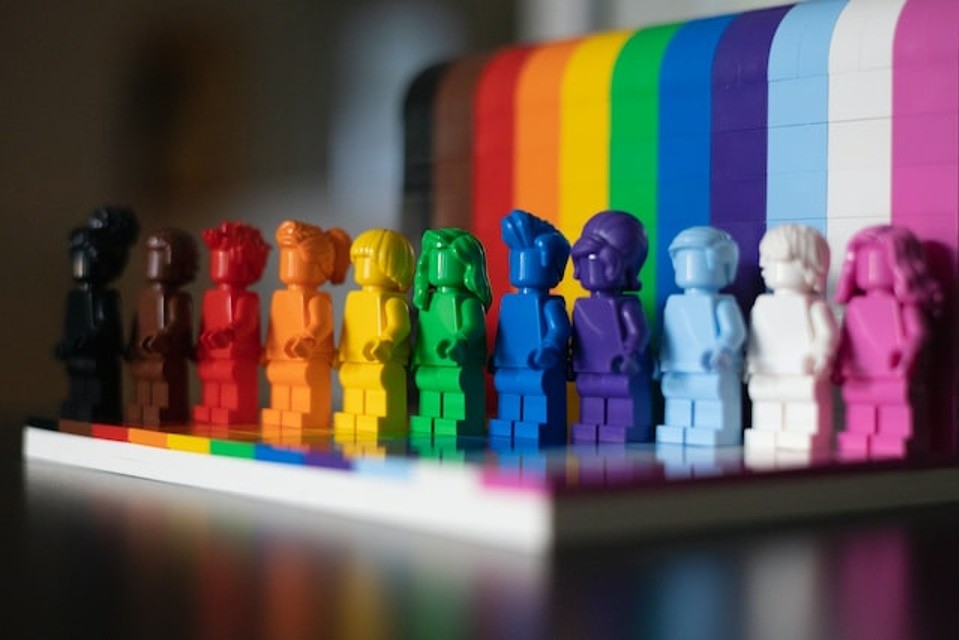 Lego-ukkeleita seisomassa sateenkaaren väreissä