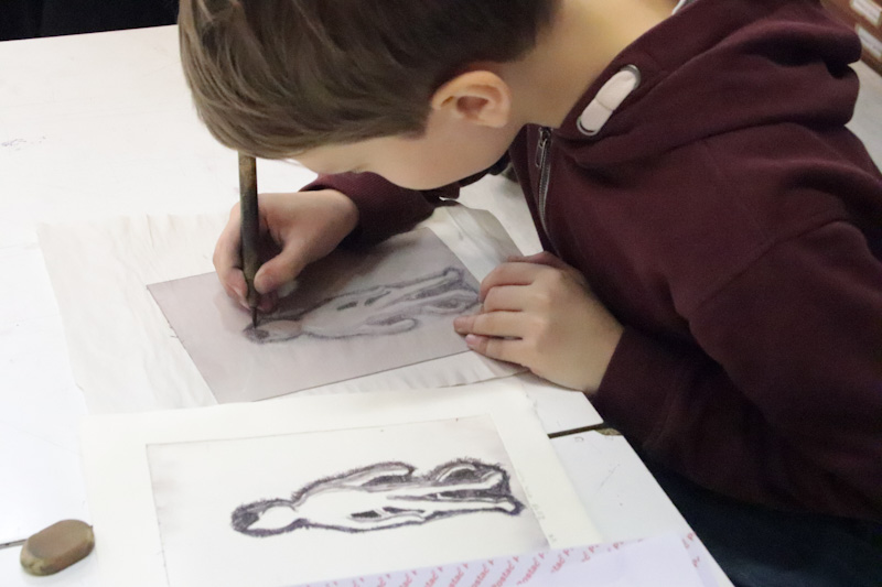 Lapsi piirtää hahmoa. Kuva: Roi Ruuskanen