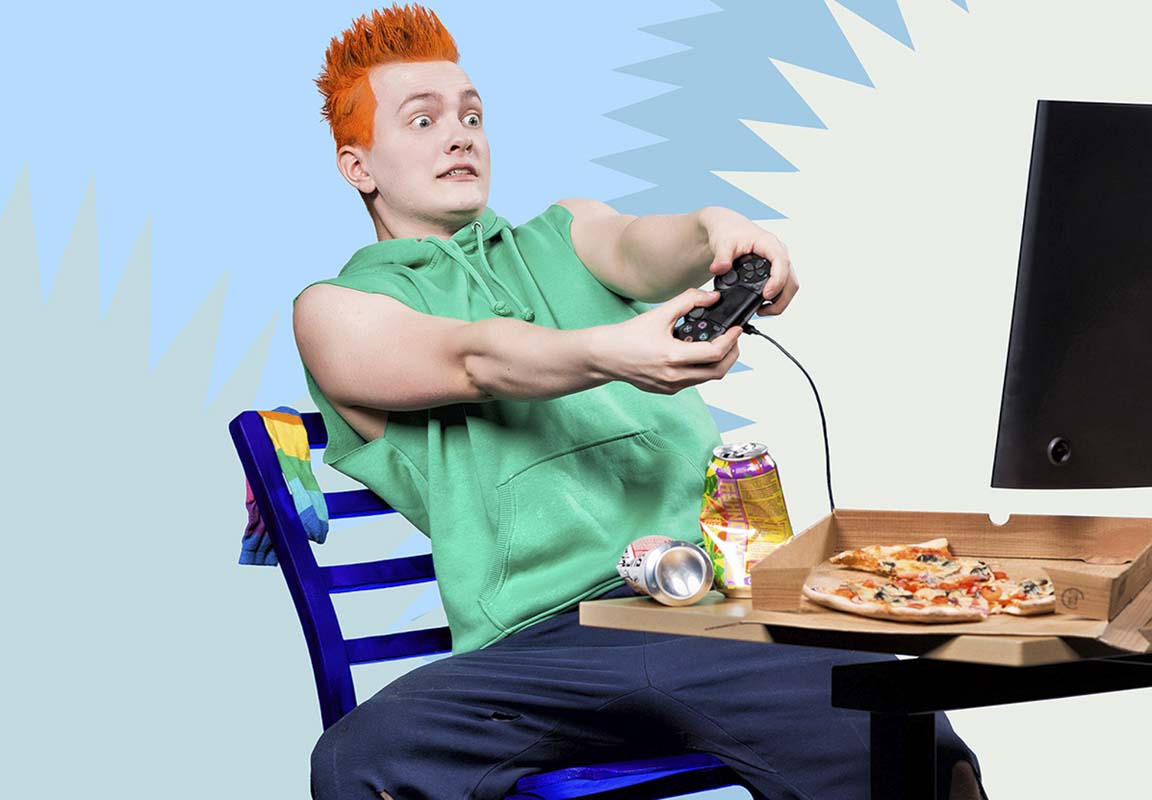 Risto Räppääjä pelaa tietokonepeliä, pöydällä pizzalaatikko, puolikis syöty pizza sekä rutistettuja juomatölkkejä
