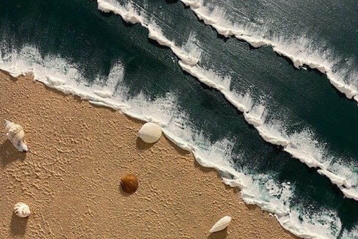Kuvassa on maalattu taulu, missä on meri ja hiekkaranta ja simpukoita